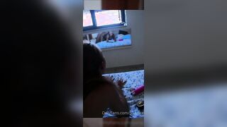 Trova la fidanzata che si masturba e se la chiava a pecorina