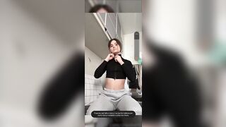 Si masturba per i suoi fans con dildo