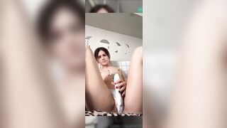 Si masturba per i suoi fans con dildo