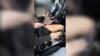 Studentessa e amico si toccano in auto mentre lei guida e si fermano a scopare