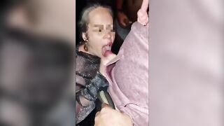 Moglie troia succhia cazzi al privè