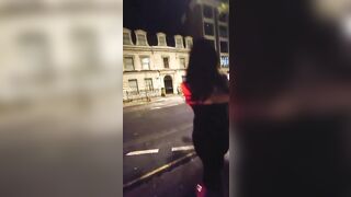 Ragazza esibizionista flsh culo per strada