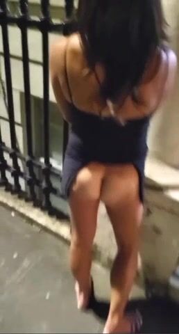 Ragazza esibizionista flsh culo per strada