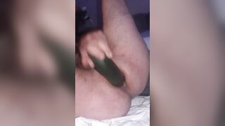 Col cetriolo duro mi sfondo il culo