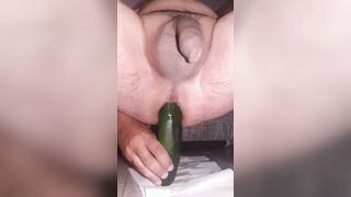 Col cetriolo duro mi sfondo il culo