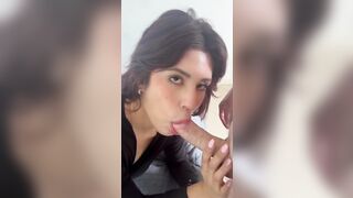 Giovane studentessa conosciuta su Tinder succhia il cazzo