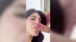 Giovane studentessa conosciuta su Tinder succhia il cazzo