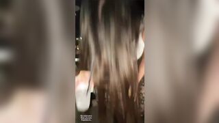 Giovane troietta italiana in discoteca