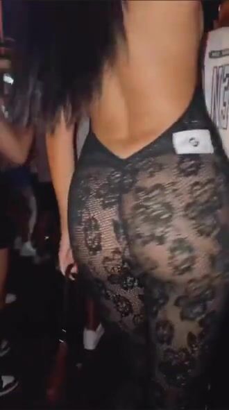 Giovane troietta italiana in discoteca