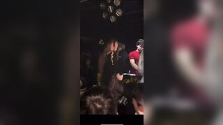 Amica zoccola in discoteca