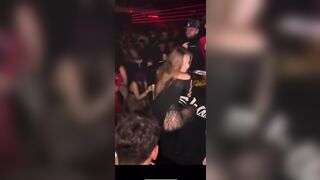 Amica zoccola in discoteca