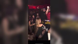 Amica zoccola in discoteca