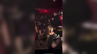 Amica zoccola in discoteca