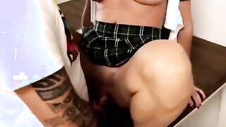 La studentessa con le tette siliconate si fa il professore