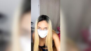 Biondina fica si masturba in topless