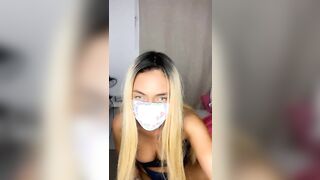 Biondina fica si masturba in topless