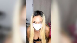 Biondina fica si masturba in topless