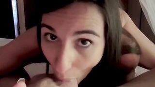 Danika spompina il suo ragazzo lo scopa e si fa venire in bocca