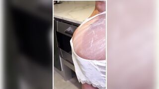 Il culone di Wanda Nara in cucina tutto infarinato