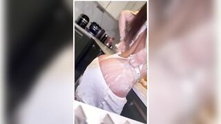 Il culone di Wanda Nara in cucina tutto infarinato