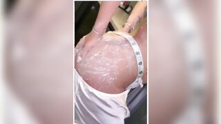 Il culone di Wanda Nara in cucina tutto infarinato