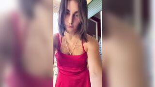 Mostra fica e culo alla finestra teen esibizionista italiana