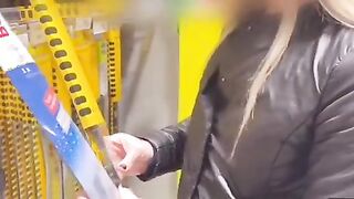 Ci prova con una tipa al supermercato che lo sega in macchina