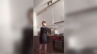 Pompino e scopata in cucina Scream zitta e scopa troia of