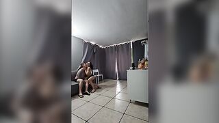 Fidanzata scopata in piedi con venuta sulla faccia