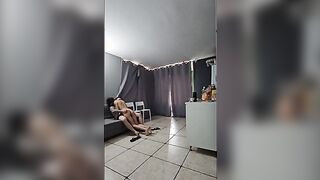 Fidanzata scopata in piedi con venuta sulla faccia