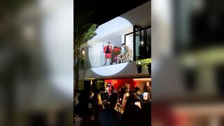 Scopata sul balcone in concerto porno virale