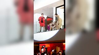 Scopata sul balcone in concerto porno virale