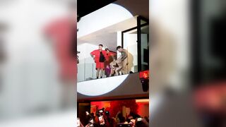 Scopata sul balcone in concerto porno virale