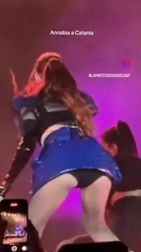 Annalisa culo in concerto a Catania