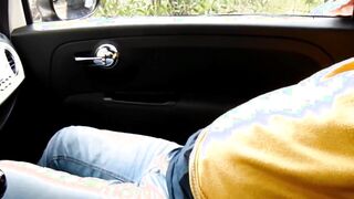 Moglie italiana lo succhia a guardone in auto