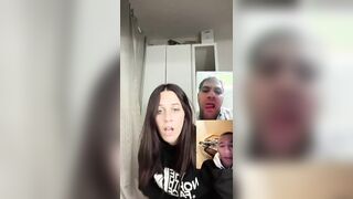 Fa la porca in cam per far tirare il cazzo a sconosciuti