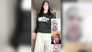 Fa la porca in cam per far tirare il cazzo a sconosciuti