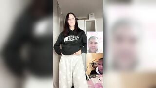 Fa la porca in cam per far tirare il cazzo a sconosciuti