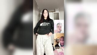 Fa la porca in cam per far tirare il cazzo a sconosciuti