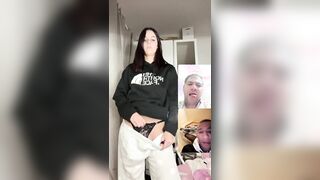 Fa la porca in cam per far tirare il cazzo a sconosciuti