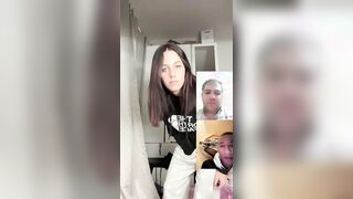 Fa la porca in cam per far tirare il cazzo a sconosciuti