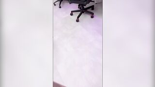 Spia coinquilina tettona che si masturba sul divano