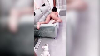 Spia coinquilina tettona che si masturba sul divano