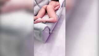 Spia coinquilina tettona che si masturba sul divano