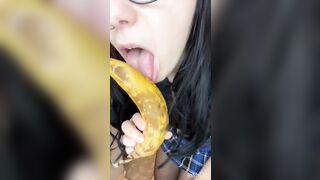 Troia italiana si scopa con la banana Joi italiano