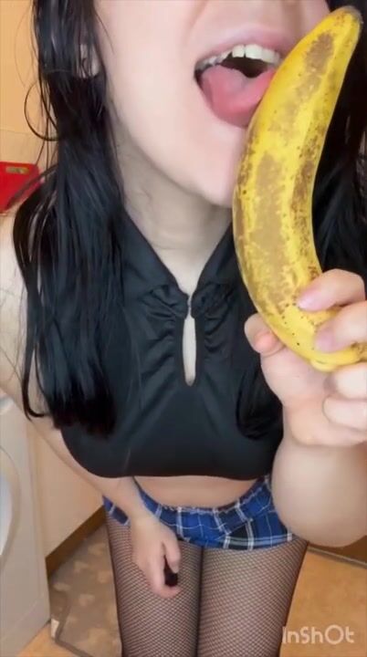 Troia italiana si scopa con la banana Joi italiano