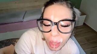 Pompino bionda italiana sborrata in faccia