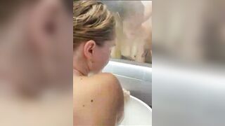 SENTI CHE FICA BAGNATA - Scopata in bagno e sborrata in bocca