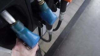Faccio un pompino al benzinaio alla pompa di benzina