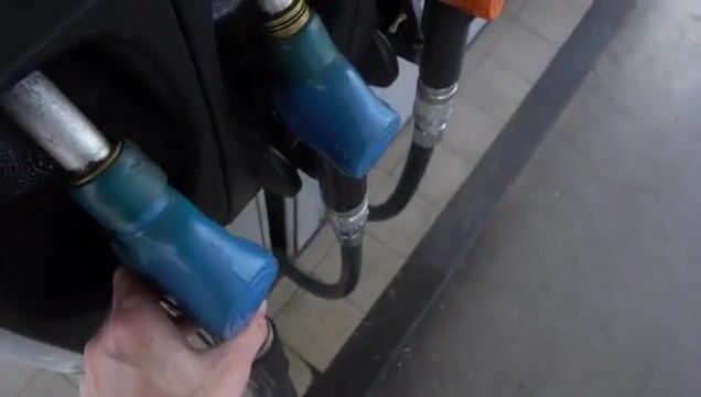 Faccio un pompino al benzinaio alla pompa di benzina
